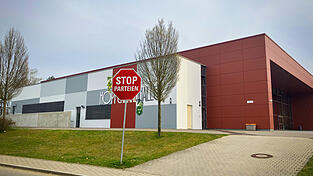 Die Hopfenlandhalle und auch die Schulsporthalle sind für Parteien und politische Gruppierungen künftig tabu. Der Marktrat hat die Benutzungsordnung in beiden Fällen entsprechend geändert.