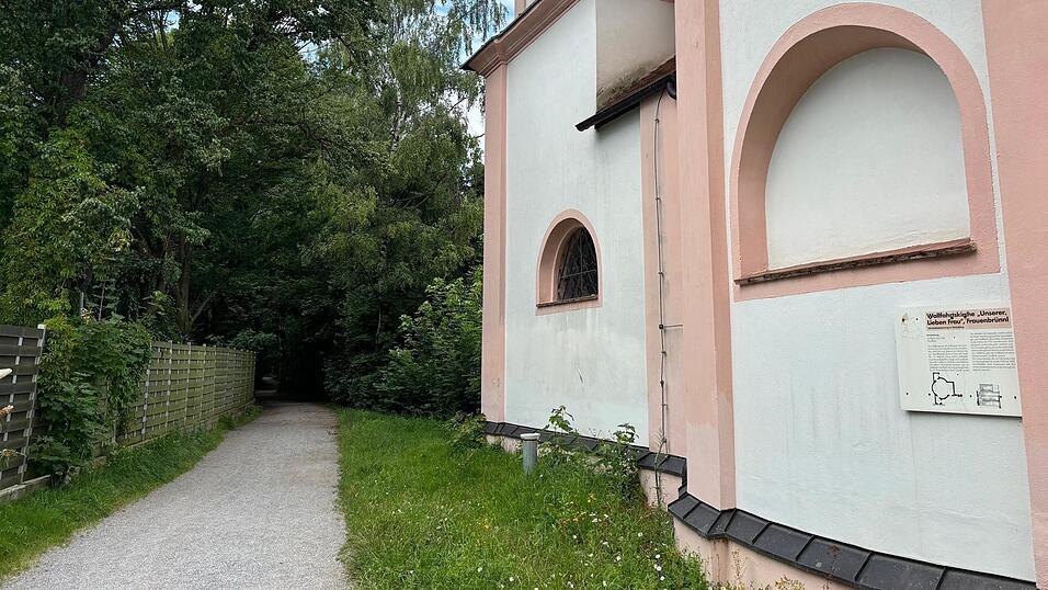In den 1960er-Jahren wurde der Gehweg an der Südseite der Kirche aufgeschüttet, sagen alteingesessene Frauenbrünnler. Durch die Erde und die Quellen darin wurde letztendlich das Mauerwerk der Kirche feucht. In den 1960er-Jahren wurde der Gehweg an der Südseite der Kirche aufgeschüttet, sagen alteingesessene Frauenbrünnler. Durch die Erde und die Quellen darin wurde letztendlich das Mauerwerk der Kirche feucht.