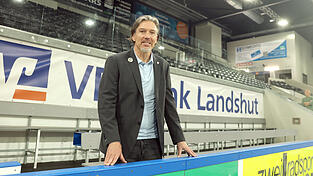 Uwe Krupp hat es sich in der VR-Bank-Landshut-Arena bereits hinter der Bande gemütlich gemacht. Von hier aus soll er beim EV Landshut für neuen Schwung sorgen - auf und neben dem Eis.