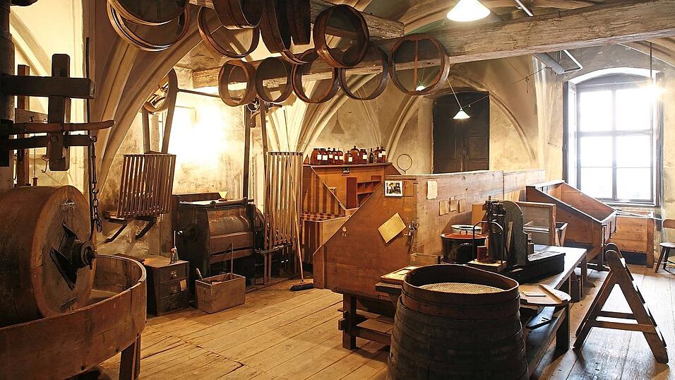 Mit diesen vorindustriellen Geräten wurde bis vor wenigen Jahren Schnupftabak hergestellt. Mit diesen vorindustriellen Geräten wurde bis vor wenigen Jahren Schnupftabak hergestellt.