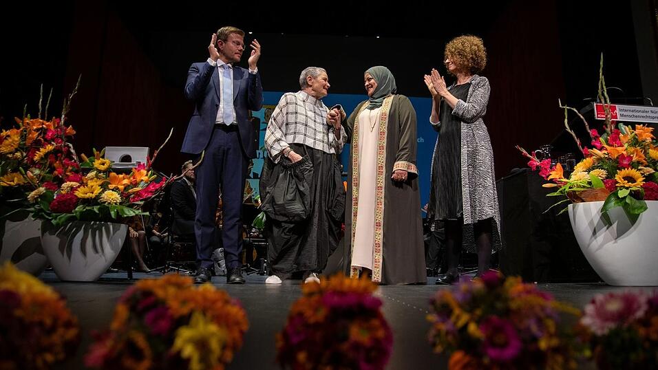 Der Nürnberger OB König (l.) applaudiert.