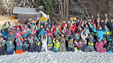 Siegessicher pr&auml;sentierten sich die erfolgreichen Rennl&auml;ufer bei der &bdquo;RaceNight am Hohenbogen&ldquo;.