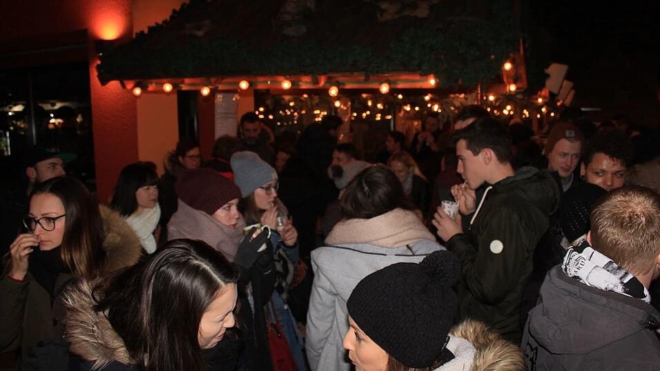 Seit einigen Jahren gehört auch die Weihnachtspyramide am Bischof-Sailer-Platz zur festen Institution zur Weihnachtszeit in Landshut, und ist vor allem bei der jüngeren Generation sehr beliebt. Seit einigen Jahren gehört auch die Weihnachtspyramide am Bischof-Sailer-Platz zur festen Institution zur Weihnachtszeit in Landshut, und ist vor allem bei der jüngeren Generation sehr beliebt.