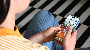 Eltern wollen laut einer neuen Umfrage ein Handy-Verbot an Schulen. (Symbolbild)