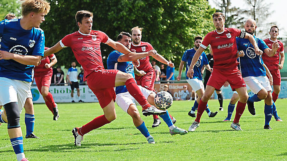 Die Fußballer des SV Wiesent (in Rot) sind gut gestartet.