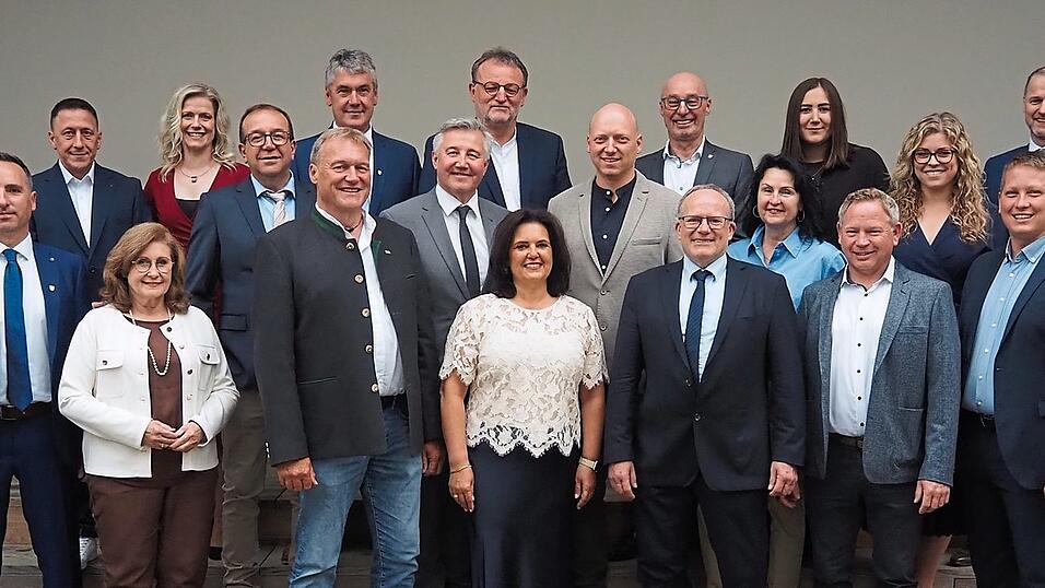Der neue Marktgemeinderat Frontenhausen mit B&uuml;rgermeisterin Gaby Seisenberger.
