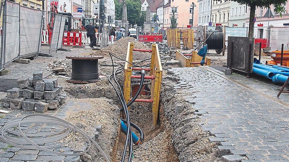 Rund 100 Meter ist die Baustelle lang. Querungshilfen ermöglichen Fußgängern das Durchkommen. Rund 100 Meter ist die Baustelle lang. Querungshilfen ermöglichen Fußgängern das Durchkommen.