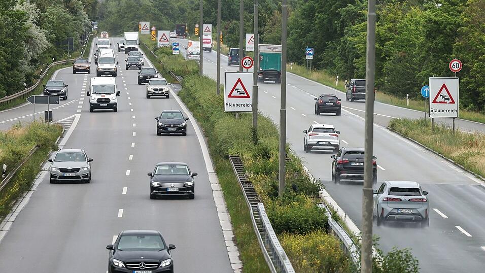 Etwa 60.000 Fahrzeuge aus Nürnberg und der Metropolregion rollen nach Angaben der Stadt täglich über die Verkehrsachse. (Archivbild) Etwa 60.000 Fahrzeuge aus Nürnberg und der Metropolregion rollen nach Angaben der Stadt täglich über die Verkehrsachse. (Archivbild)