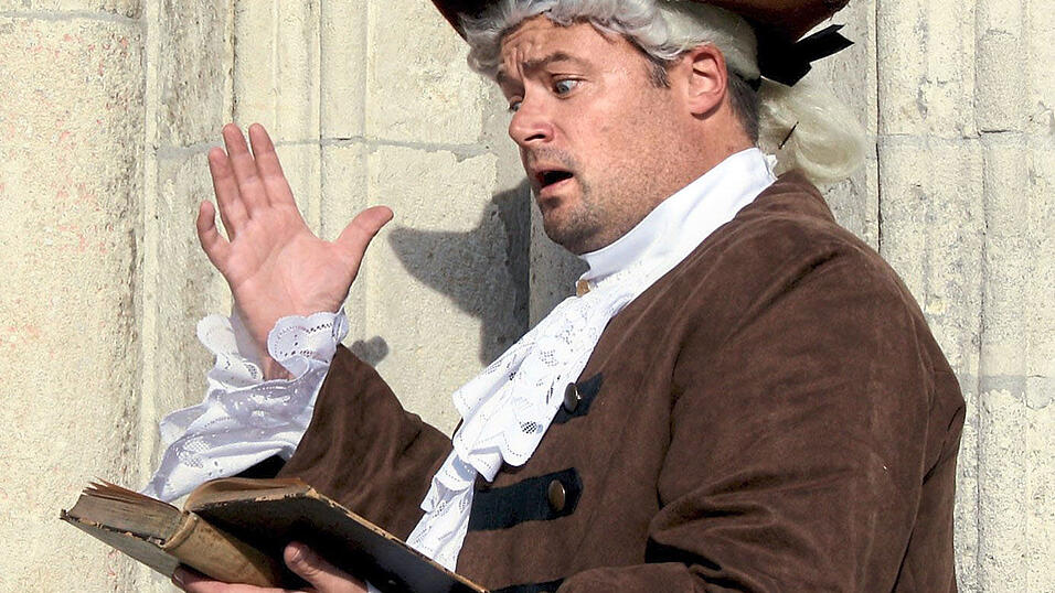 Wie Johann Pezzl ausgesehen hat, ist nicht bekannt. Es existiert lediglich ein Schattenbildnis im Profil, sodass die Darstellung Pezzls beim Freilichtspiel 'Do wennst ned gehst' kreativen Spielraum hat.