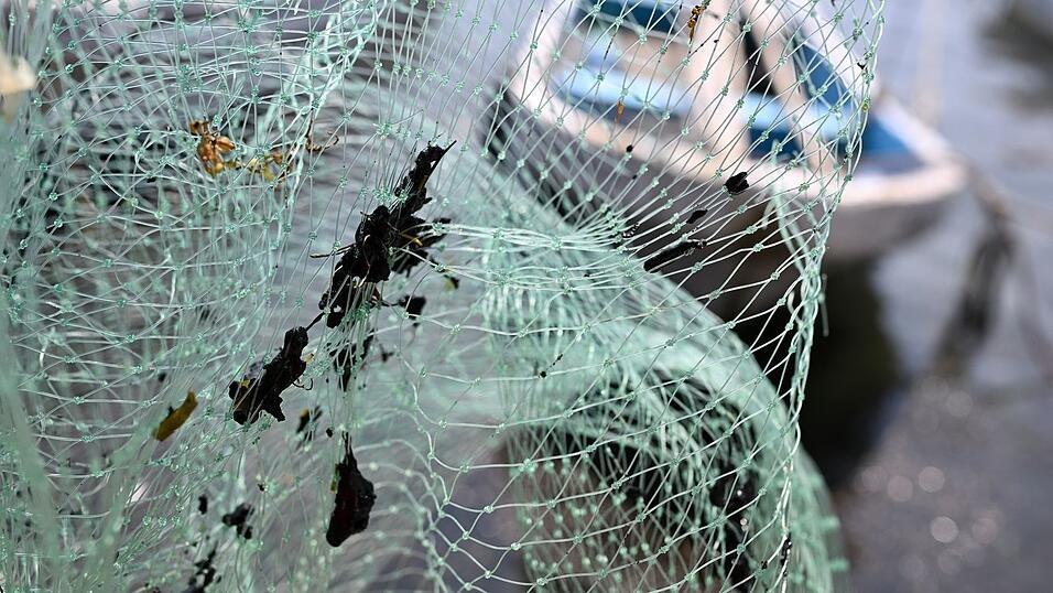 Erd&ouml;lr&uuml;ckst&auml;nde haben die Ausr&uuml;stung der Fischer verschmutzt, darunter Netze.