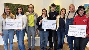 Die Herzwerkgr&uuml;nderinnen Katharina Peter und Julia Lange mit B&uuml;rgermeister Franz Wittmann, Pr&auml;sidentin Johanna Werner, Sebastian Schlicht, Diana Schlicht von Kiwanis, Arno Birkenfelder und Monika H&ouml;lzl von den &bdquo;Rengschburger Herzen&ldquo;