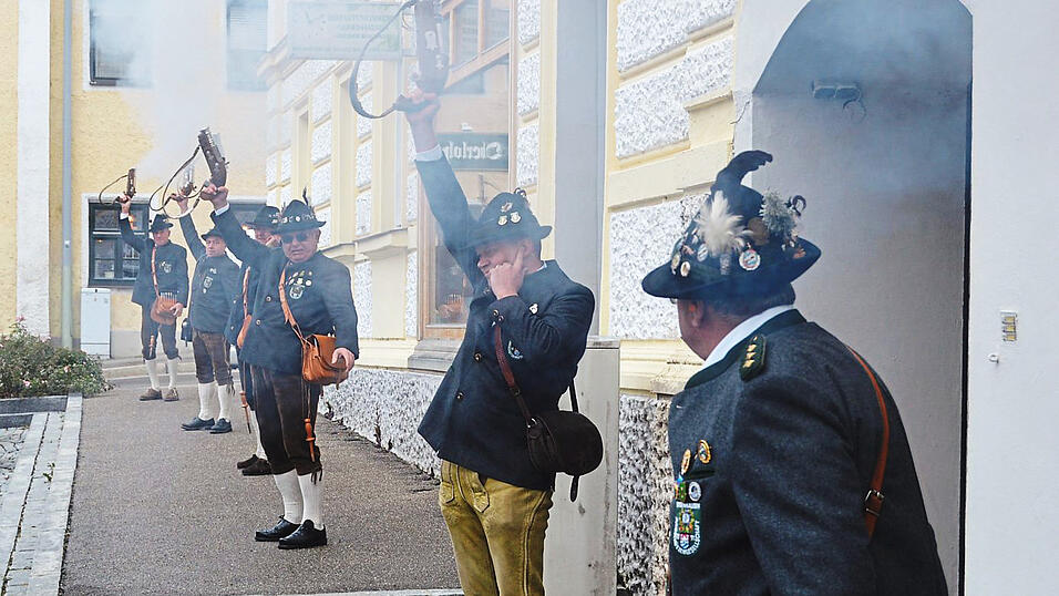Donnernd begrüßten die Böllerschützen das Prinzenpaar auf dem Marktplatz. Donnernd begrüßten die Böllerschützen das Prinzenpaar auf dem Marktplatz.