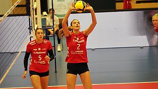 Die Zuspielerin der Roten Raben, Irene Ramos (rechts), dirigiert das Spiel - auch gegen BBSC Berlin gilt es wieder, gemeinsam miit ihren Teamkolleginnen um Laura Bergmann (links), den Überblick zu behalten.