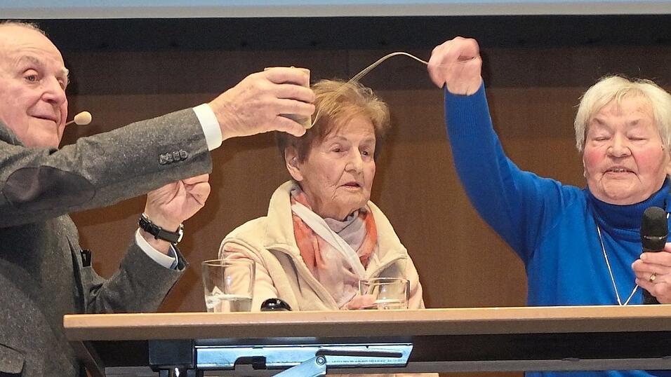 Anni Kopatsch zeigte die Fadenspule, mit der ihre Mutter Säcke repariert hat. Anni Kopatsch zeigte die Fadenspule, mit der ihre Mutter Säcke repariert hat.