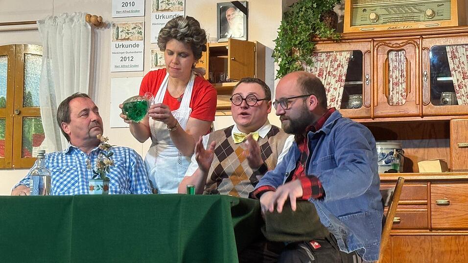 Der Gurken-Schnaps von B&auml;uerin Renate (Conny Flexeder) mundet Alfred (Josef Neumaier), Hans (Christian Wittenzellner) und G&uuml;nther (Adrian Holdenried).