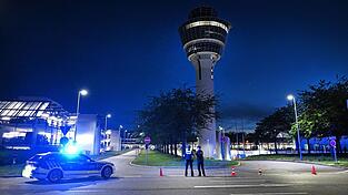 Wegen Feueralarms wurde der Flughafen-Tower evakuiert. Wegen Feueralarms wurde der Flughafen-Tower evakuiert.