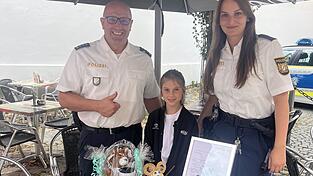 Christian Pongratz und Sarah Mares bedanken sich bei der aufmerksamen Finderin.