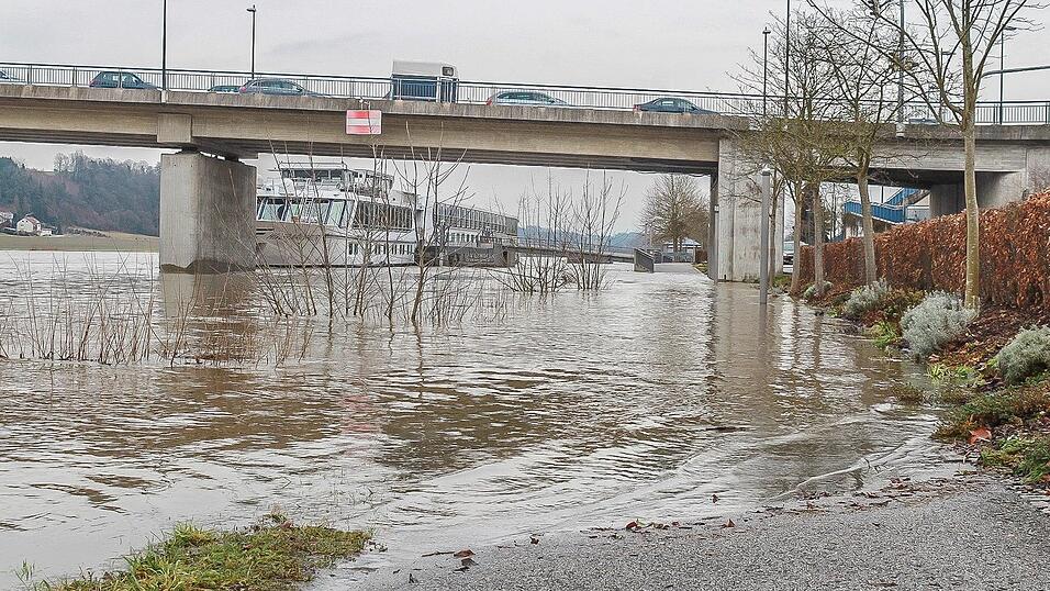 Auch in Vilshofen stieg die Donau &uuml;ber die Ufer.
