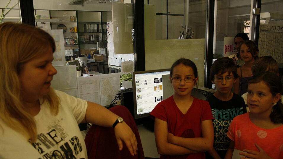 Die 4a und 4b der Grundschule Alburg besuchte am Donnerstag, 11. Juli, zusammen mit ihren Lehrerinnen Frau Scheer und Frau Schill das Verlagshaus des Straubinger Tagblatts. (Foto: Gabauer) Die 4a und 4b der Grundschule Alburg besuchte am Donnerstag, 11. Juli, zusammen mit ihren Lehrerinnen Frau Scheer und Frau Schill das Verlagshaus des Straubinger Tagblatts. (Foto: Gabauer)