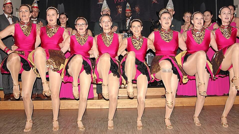 Die Narrhalla Mainburg präsentierte ihren flotten Gardemarsch. Die Narrhalla Mainburg präsentierte ihren flotten Gardemarsch.