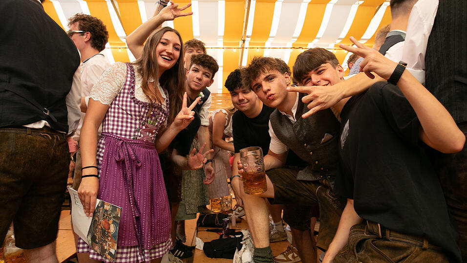 Das sind die Partybilder vom Dienstag, 12. August, aus dem Festzelt Nothaft. Das sind die Partybilder vom Dienstag, 12. August, aus dem Festzelt Nothaft.