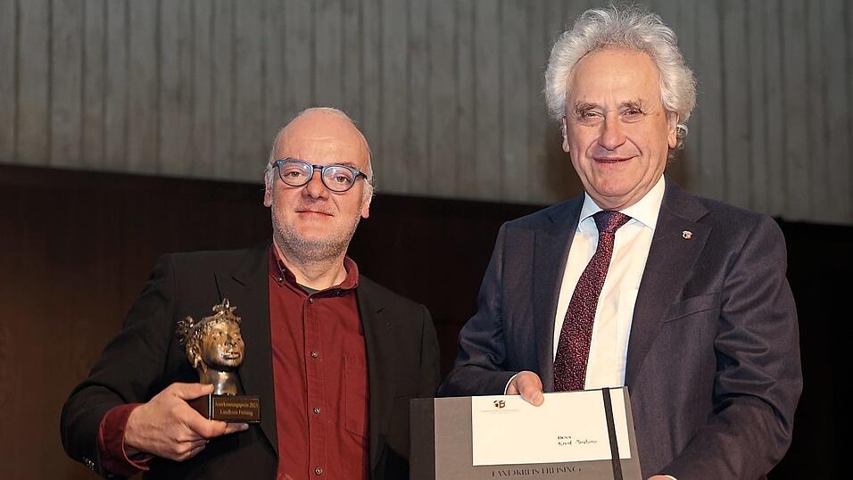 Karl Muskini erhielt am Sonntag aus den H&auml;nden von Landrat Helmut Petz den Kulturanerkennungspreis f&uuml;r sein herausragendes Wirken im kulturellen Leben des Landkreises Freising.