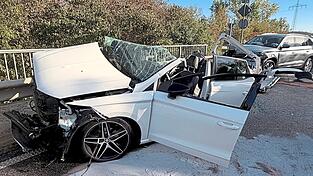 Ein schwerer Unfall ereignete sich auf der B15. Ein schwerer Unfall ereignete sich auf der B15.