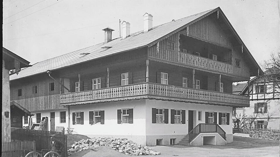 Diese H&auml;user vom Typ Rottaler Bauernhaus k&ouml;nnten vom Stil her in Niederbayern stehen oder gestanden haben, vermutet der Bayerische Landesverein f&uuml;r Heimatpflege. Blo&szlig; wo genau ist in der Bildbeschreibung nicht &uuml;berliefert. Darum hofft der Verein auf Hinweise aus der Bev&ouml;lkerung - im besten Fall mit einem aktuellen Foto, falls das Haus noch steht.