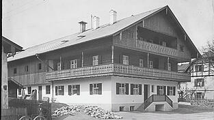 Diese H&auml;user vom Typ Rottaler Bauernhaus k&ouml;nnten vom Stil her in Niederbayern stehen oder gestanden haben, vermutet der Bayerische Landesverein f&uuml;r Heimatpflege. Blo&szlig; wo genau ist in der Bildbeschreibung nicht &uuml;berliefert. Darum hofft der Verein auf Hinweise aus der Bev&ouml;lkerung - im besten Fall mit einem aktuellen Foto, falls das Haus noch steht.