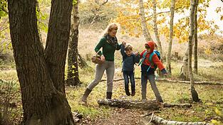 Wandern bietet Kindern die perfekte Kombination aus Spa&szlig; und Abenteuer.