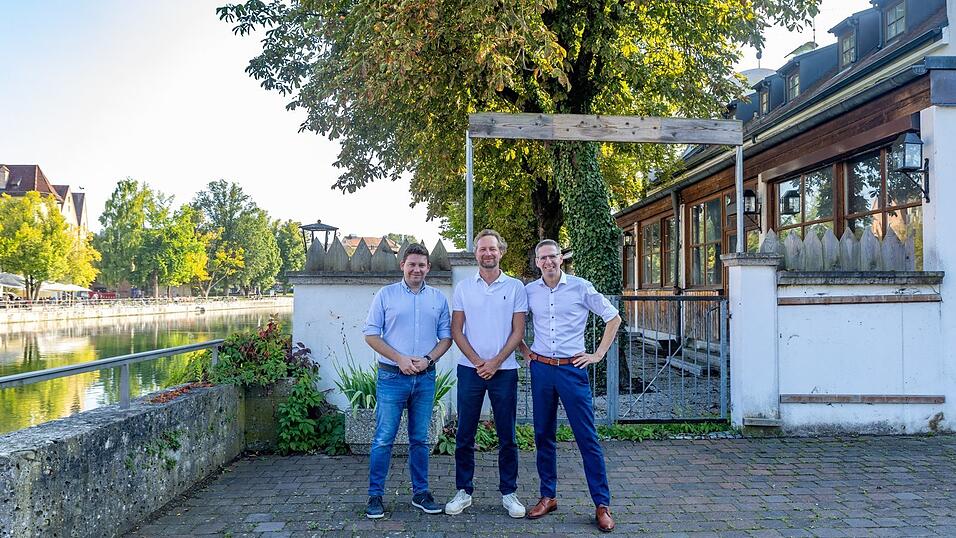 Zweiter Bürgermeister Thomas Haslinger, Investor Thomas Hanke und CSU-Fraktionschef Thomas Küffner vor dem ehemaligen Gasthaus „Zur Insel“ (von links).