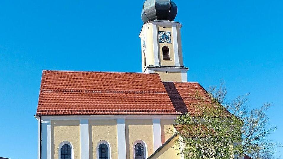 Die Schorndorfer Pfarrkirche 'Maria Immaculata' fr&uuml;her und heute, ehemals vorgelagert das 'Kooperator-H&auml;uschen' (fr&uuml;here Bezeichnung des heutigen Pfarrvikars) und in der neuen Zeit das Kriegerdenkmal.