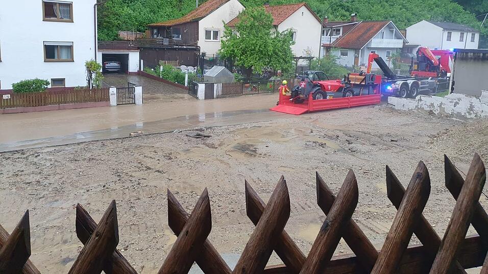 Chaos nach einem Unwetter am Mittwochnachmittag in Landshut. &Uuml;berflutete Stra&szlig;en und Geb&auml;ude, weggeschwemmte Autos und ein Dachstuhlbrand. Jede Menge Arbeit f&uuml;r die Feuerwehr.