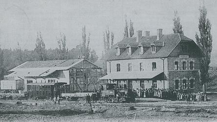 Der Rottenburger Bahnhof kurz vor seiner Fertigstellung in einer historischen Aufnahme vom Spätsommer 1900.