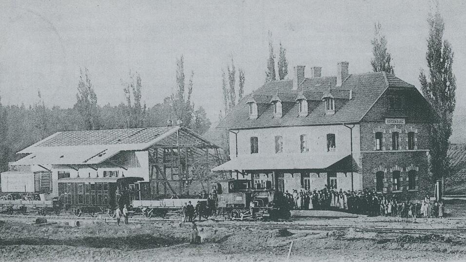 Der Rottenburger Bahnhof kurz vor seiner Fertigstellung in einer historischen Aufnahme vom Spätsommer 1900.