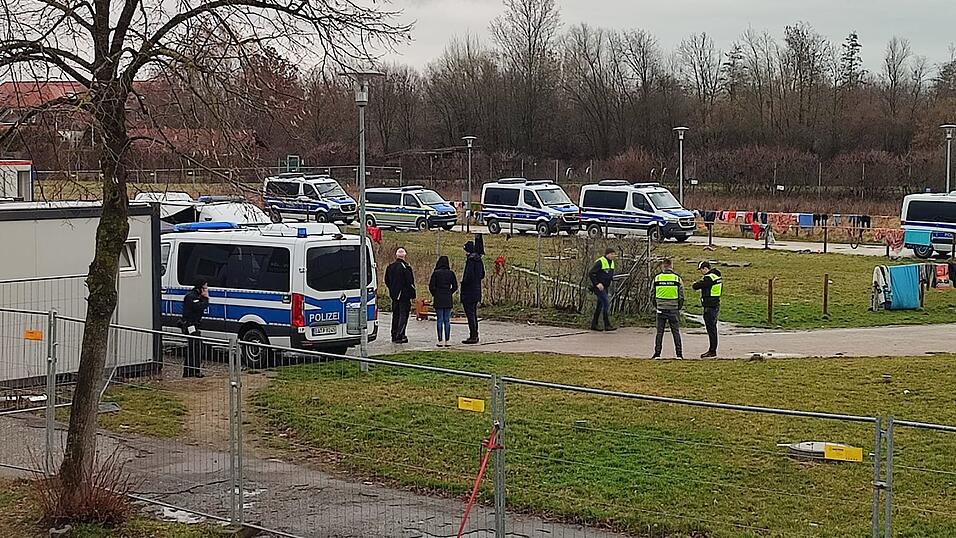 Zahlreiche Fahrzeuge der Polizei waren im Einsatz.