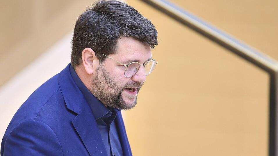 Der Grünen-Fraktionsvize Johannes Becher kritisiert das „politische Marketing“ von CSU und Freien Wählern. Der Grünen-Fraktionsvize Johannes Becher kritisiert das „politische Marketing“ von CSU und Freien Wählern.
