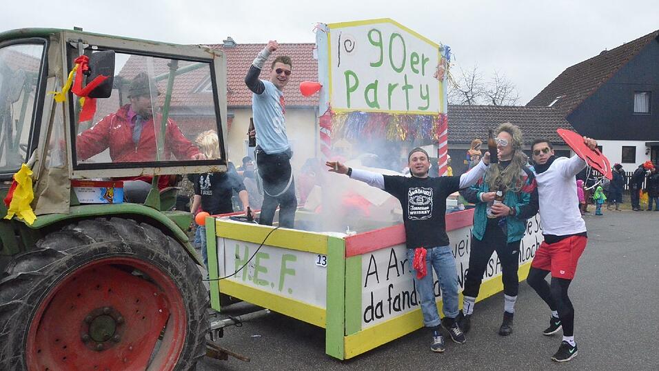 Mit dem großartigen 67. Faschingszug und einem anschließenden 'Narrentreiben' nahm am Faschingsdienstag der Fasching 2017 in Sarching ein glanzvolles Ende. Und was dabei alle 'narrisch' freute, das Wetter spielte doch noch mit; denn während des Zuges war es regenfrei; erst zum Ende regnete es! Mit dem großartigen 67. Faschingszug und einem anschließenden 'Narrentreiben' nahm am Faschingsdienstag der Fasching 2017 in Sarching ein glanzvolles Ende. Und was dabei alle 'narrisch' freute, das Wetter spielte doch noch mit; denn während des Zuges war es regenfrei; erst zum Ende regnete es!