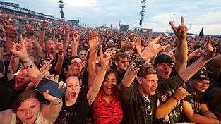 Musikfans jubeln auf dem Gelände des bislang letzten Festivals 'Rock am Ring' 2019. Musikfans jubeln auf dem Gelände des bislang letzten Festivals 'Rock am Ring' 2019.