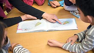 Kinder sollen vor der Einschulung besser Deutsch lernen - darauf zielt ein neues Gesetz der Staatsregierung.