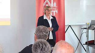 „Ich weiß, dass Dingolfing in Sachen Klimaschutz eine aktive Stadt ist“, sagte die Referentin Gisela Kienzle zu Beginn ihres Vortrags. „Ich weiß, dass Dingolfing in Sachen Klimaschutz eine aktive Stadt ist“, sagte die Referentin Gisela Kienzle zu Beginn ihres Vortrags.