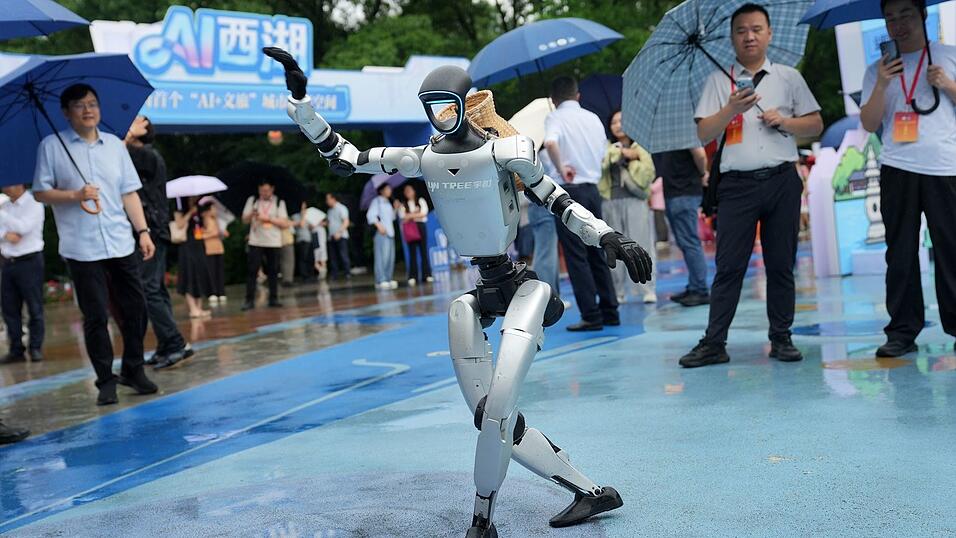 Ein von Unitree entwickelter Roboter f&uuml;hrt einen Tanz vor. (Archivbild)