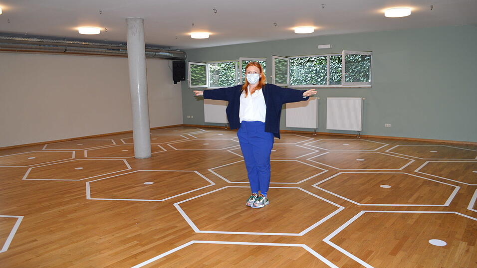 Birgit Neuberger machts vor - die 'Wabe' zeigt an, wieviel Platz man lassen muss.