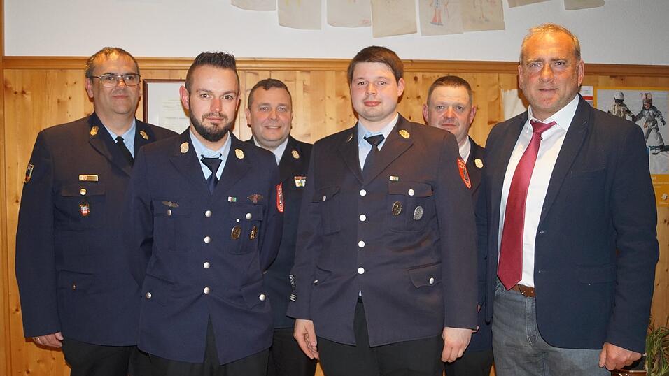 Die Versammelten statteten den stellvertretenden Kommandanten Johannes Brandl (3. v. r.) mit eindeutigem Vertrauensvotum aus.