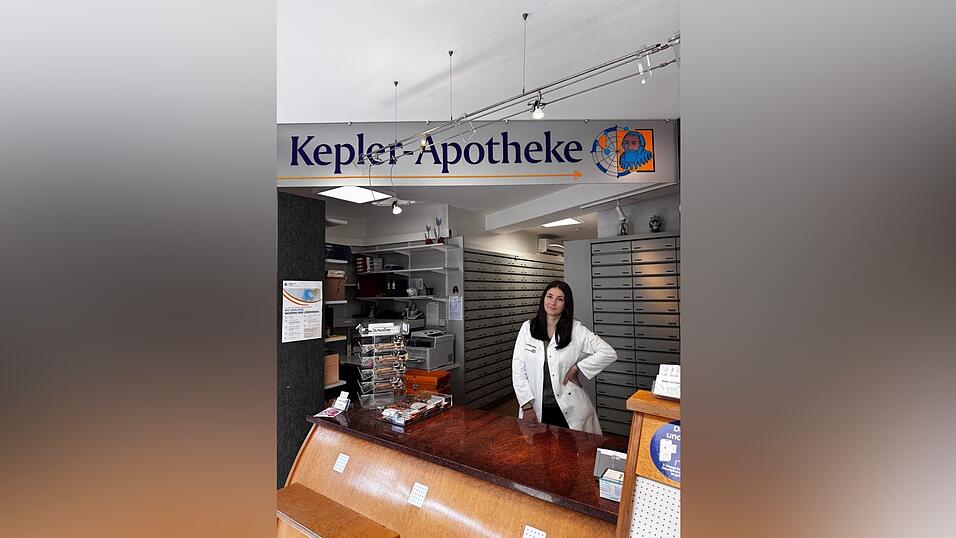 Kristina Domoslavskaia hat zum Jahreswechsel die Kepler-Apotheke in Regensburg übernommen. Die 28-Jährige hat sich damit einen Traum erfüllt - doch die Rahmenbedingungen für Apotheken werden schwieriger. Kristina Domoslavskaia hat zum Jahreswechsel die Kepler-Apotheke in Regensburg übernommen. Die 28-Jährige hat sich damit einen Traum erfüllt - doch die Rahmenbedingungen für Apotheken werden schwieriger.