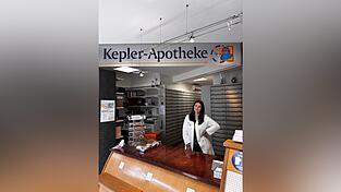 Kristina Domoslavskaia hat zum Jahreswechsel die Kepler-Apotheke in Regensburg übernommen. Die 28-Jährige hat sich damit einen Traum erfüllt - doch die Rahmenbedingungen für Apotheken werden schwieriger. Kristina Domoslavskaia hat zum Jahreswechsel die Kepler-Apotheke in Regensburg übernommen. Die 28-Jährige hat sich damit einen Traum erfüllt - doch die Rahmenbedingungen für Apotheken werden schwieriger.
