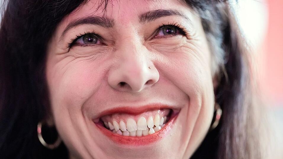 Die Berliner Linke-Fraktionsvorsitzende Elif Eralp will Regierende Bürgermeisterin werden. Die Berliner Linke-Fraktionsvorsitzende Elif Eralp will Regierende Bürgermeisterin werden.