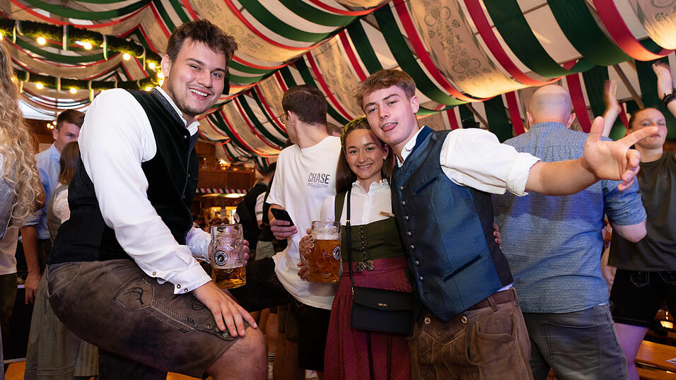 Die Partybilder vom Montag, 19. August, aus dem Festzelt Weckmann. Die Partybilder vom Montag, 19. August, aus dem Festzelt Weckmann.