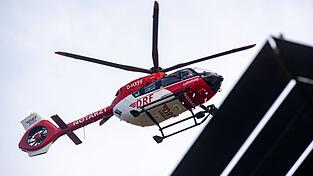 Einer der Männer wurde in ein Krankenhaus geflogen. (Symbolbild)