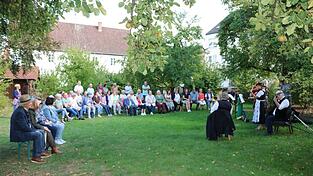 Im Pfarrgarten von St. Vitus gaben die Musiker ein Konzert anl&auml;sslich ihres Jubil&auml;ums.